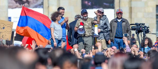 Никол Пашинян, Анна Акопян, Арен Симонян и Айк Марукян Арарат Мирзоян на Площади Республики (23 апреля 2018). Ереван Никол Пашинян, Анна Акопян, Арен Симонян и Айк Марукян Арарат Мирзоян на Площади Республики (23 апреля 2018). Ереван - Sputnik Армения
