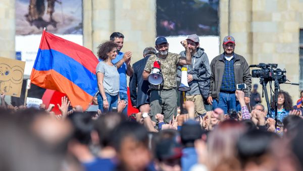 Никол Пашинян, Анна Акопян, Арен Симонян и Айк Марукян Арарат Мирзоян на Площади Республики (23 апреля 2018). Ереван - Sputnik Армения