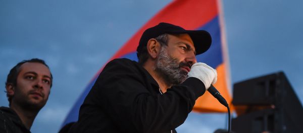 Лидер оппозиционной фракции Никол Пашинян во время митинга на площади Республики (23 апреля 2018). Ереван Лидер оппозиционной фракции Никол Пашинян во время митинга на площади Республики (23 апреля 2018). Ереван - Sputnik Армения