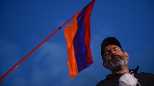 Лидер оппозиционной фракции Никол Пашинян во время митинга на площади Республики (23 апреля 2018). Ереван - Sputnik Армения