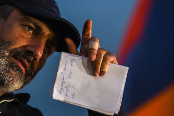 Лидер оппозиционной фракции Никол Пашинян во время митинга на площади Республики (23 апреля 2018). Ереван - Sputnik Армения