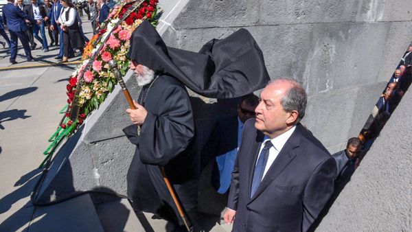 Президент Армении Армен Саркисян и Католикос всех армян Гарегин 2-ой в мемориальном комплексе Цицернакаберд (24 апреля 2018). Ереван - Sputnik Армения