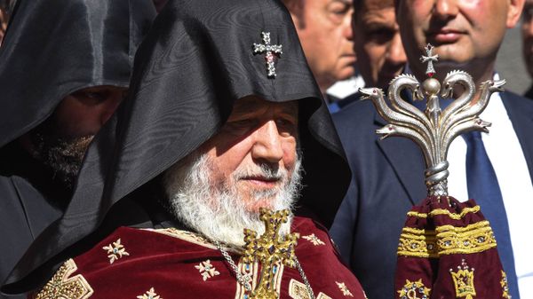 Католикос всех армян Гарегин 2-ой в мемориальном комплексе Цицернакаберд (24 апреля 2018). Ереван - Sputnik Армения
