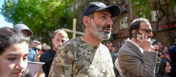 Лидер оппозиционной фракции Елк Никол Пашинян на шпествии в Цицернакаберд (24 апреля 2018). Ереван - Sputnik Армения