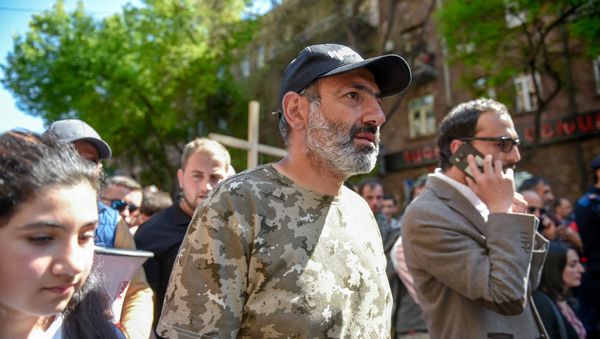 Лидер оппозиционной фракции Елк Никол Пашинян на шпествии в Цицернакаберд (24 апреля 2018). Ереван - Sputnik Армения