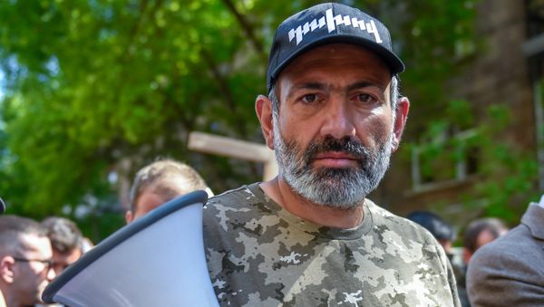 Лидер оппозиционной фракции Елк Никол Пашинян на шествии в Цицернакаберд (24 апреля 2018). Ереван - Sputnik Армения