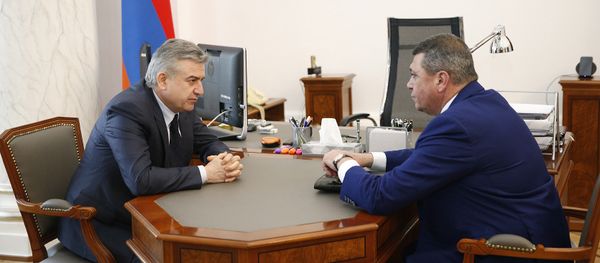Врио Премьер-министра Армении Карен Карапетян принял начальника Полиции Вову Гаспаряна (24 апреля 2018). Ереван Врио Премьер-министра Армении Карен Карапетян принял начальника Полиции Вову Гаспаряна (24 апреля 2018). Ереван - Sputnik Արմենիա