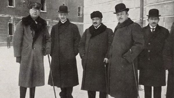 Германский генерал Макс Гофман, министр иностранных дел Австро-Венгрии граф Оттокар Чернин, Талаат-паша и представитель германского МИД Рихард фон Кюльман Германский генерал Макс Гофман, министр иностранных дел Австро-Венгрии граф Оттокар Чернин, Талаат-паша и представитель германского МИД Рихард фон Кюльман - Sputnik Армения