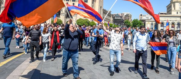 Шествие протестующих на площади Республики (25 апреля 2018). Ереван Шествие протестующих на площади Республики (25 апреля 2018). Ереван - Sputnik Армения