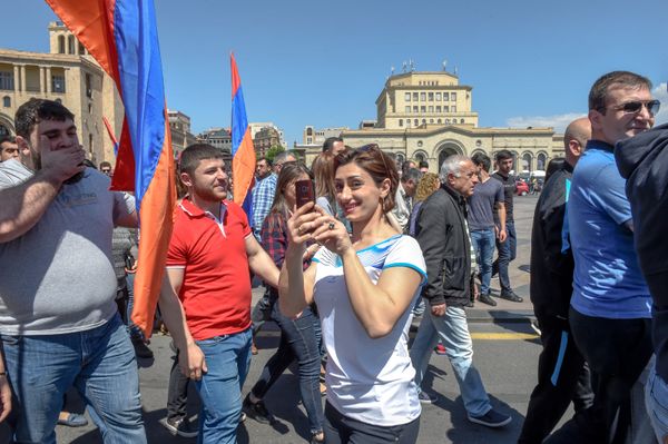 Ծանրորդ Նազիկ Ավդալյանը բողոքի երթի ժամանակ - Sputnik Արմենիա