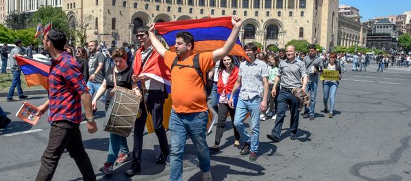 Шествие протестующих на площади Республики (25 апреля 2018). Ереван - Sputnik Армения