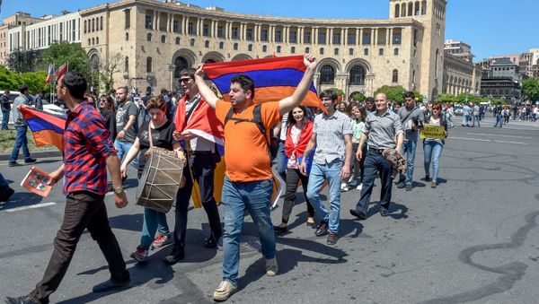 Шествие протестующих на площади Республики (25 апреля 2018). Ереван - Sputnik Армения