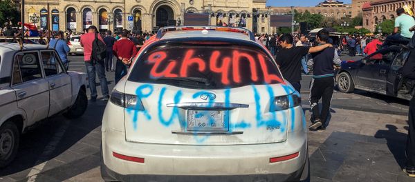 Автомобиль активита на площади Республики (25 апреля 2018). Ереван - Sputnik Արմենիա