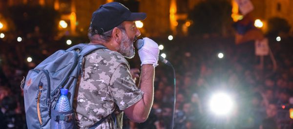 Лидер оппозиционной фракции Елк Никол Пашинян во время митинга на площади Республики (25 апреля 2018). Ереван - Sputnik Արմենիա
