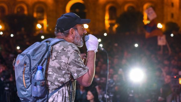 Лидер оппозиционной фракции Елк Никол Пашинян во время митинга на площади Республики (25 апреля 2018). Ереван - Sputnik Արմենիա