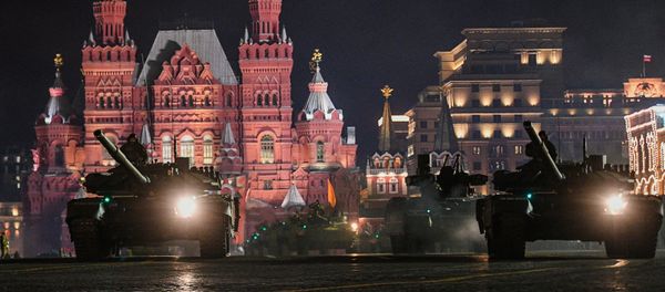 Танки Т-72Б3 на репетиции военного парада на Красной площади, посвященного 73-й годовщине Победы в Великой Отечественной войне - Sputnik Արմենիա