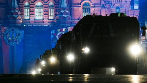 Оперативно-тактические ракетные комплексы Искандер на репетиции военного парада на Красной площади, посвященного 73-й годовщине Победы в Великой Отечественной войне - Sputnik Армения