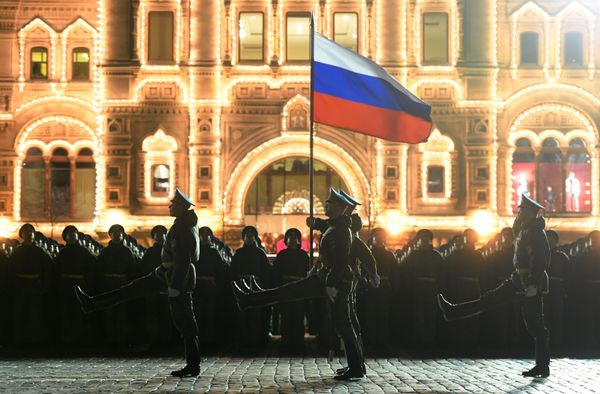 Военнослужащие парадных расчетов на репетиции военного парада на Красной площади, посвященного 73-й годовщине Победы в Великой Отечественной войне - Sputnik Армения