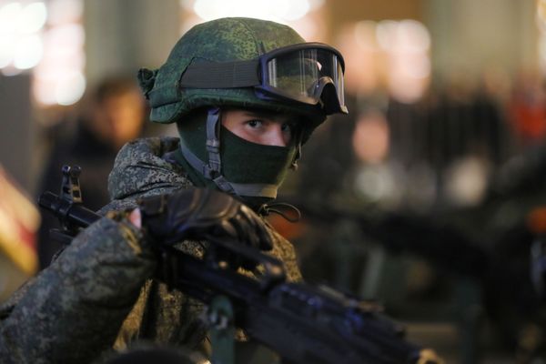 Военнослужащий перед началом репетиции военного парада на Красной площади, посвященного 73-й годовщине Победы в Великой Отечественной войне - Sputnik Армения