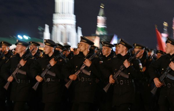 Военнослужащие парадных расчетов на репетиции военного парада на Красной площади, посвященного 73-й годовщине Победы в Великой Отечественной войне - Sputnik Армения