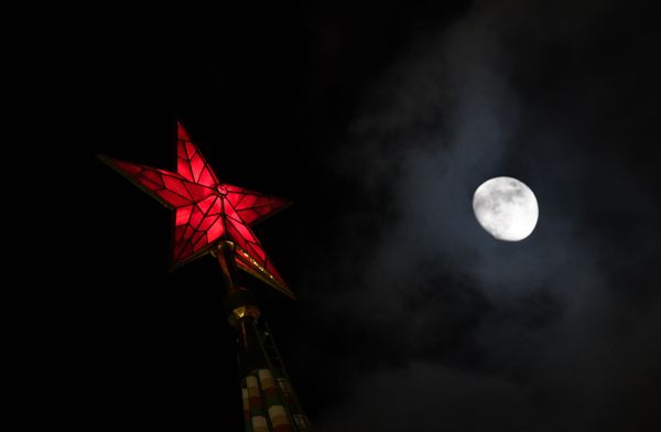 Луна на фоне звезды на одной из башен московского Кремля - Sputnik Армения
