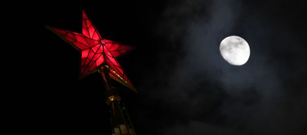 Луна на фоне звезды на одной из башен московского Кремля - Sputnik Армения