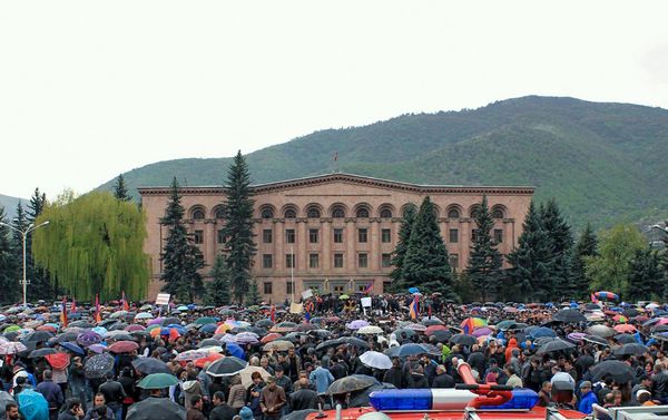 Ванадзорцы перед встречей с лидером оппозиционной фракции Елк Николом Пашиняном (28 апреля 2018). Площадь Айка, Ванадзор Ванадзорцы перед встречей с лидером оппозиционной фракции Елк Николом Пашиняном (28 апреля 2018). Площадь Айка, Ванадзор - Sputnik Армения