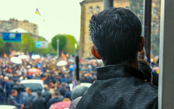 Ванадзорцы перед встречей с лидером оппозиционной фракции Елк Николом Пашиняном (28 апреля 2018). Площадь Айка, Ванадзор Ванадзорцы перед встречей с лидером оппозиционной фракции Елк Николом Пашиняном (28 апреля 2018). Площадь Айка, Ванадзор - Sputnik Армения