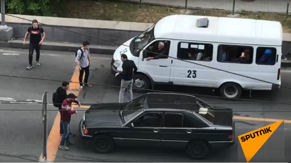 Сторонники Никола Пашиняна заблокировали центральные улицы Еревана Сторонники Никола Пашиняна заблокировали центральные улицы Еревана - Sputnik Армения