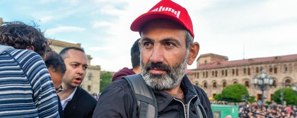 Никол Пашинян перед митингом на площади Республики (29 апреля 2018). Еревaн - Sputnik Արմենիա