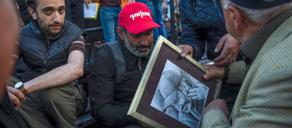 Никол Пашинян перед митингом на площади Республики (29 апреля 2018). Еревaн - Sputnik Արմենիա