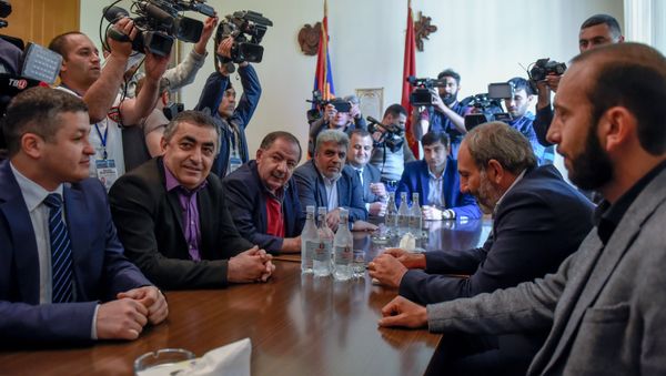 Встреча парламентских фракций Елк и Дашнакцутюн (30 апреля 2018). Еревaн - Sputnik Армения