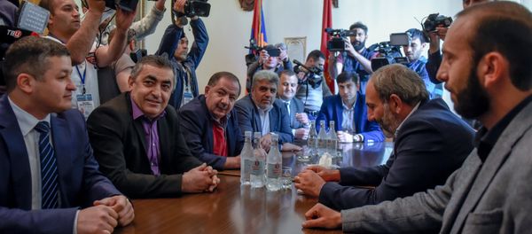 Встреча парламентских фракций Елк и Дашнакцутюн (30 апреля 2018). Еревaн - Sputnik Армения