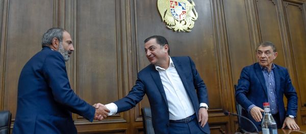 Встреча парламентской фракции РПА с кандидатом в Премьеры Николом Пашиняном (30 апреля 2018). Еревaн - Sputnik Армения