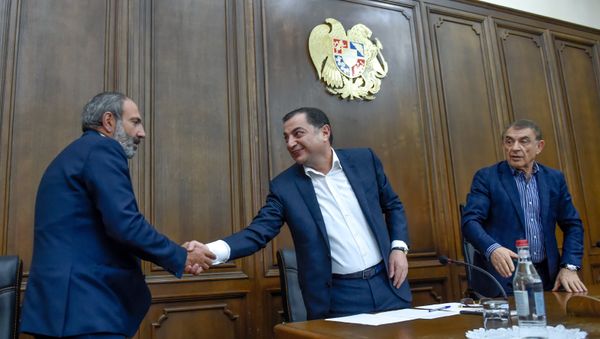 Встреча парламентской фракции РПА с кандидатом в Премьеры Николом Пашиняном (30 апреля 2018). Еревaн - Sputnik Армения