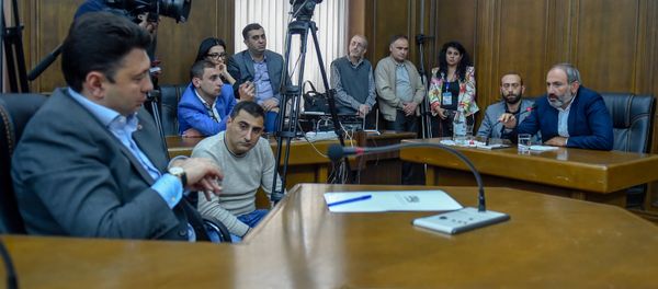 Встреча парламентской фракции РПА с кандидатом в Премьеры Николом Пашиняном (30 апреля 2018). Еревaн - Sputnik Армения