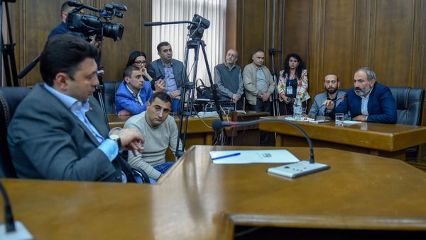 Встреча парламентской фракции РПА с кандидатом в Премьеры Николом Пашиняном (30 апреля 2018). Еревaн - Sputnik Армения