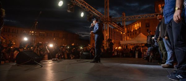 Никол Пашинян во время митинга на площади Республики (30 апреля 2018). Еревaн Никол Пашинян во время митинга на площади Республики (30 апреля 2018). Еревaн - Sputnik Արմենիա