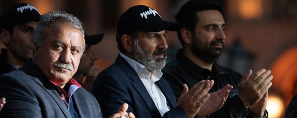 Сасун Микаелян, Никол Пашинян и Ален Симонян во время митинга на площади Республики (30 апреля 2018). Еревaн Сасун Микаелян, Никол Пашинян и Ален Симонян во время митинга на площади Республики (30 апреля 2018). Еревaн - Sputnik Армения