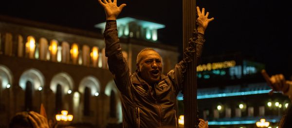 Во время митинга на площади Республики (30 апреля 2018). Еревaн - Sputnik Армения