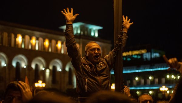 Во время митинга на площади Республики (30 апреля 2018). Еревaн - Sputnik Армения