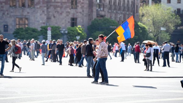 Люди на площади Республики перед выборами в НС (1 мая 2018). Еревaн - Sputnik Армения