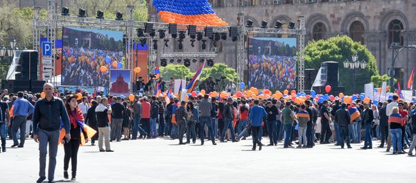 Люди на площади Республики перед выборами в НС (1 мая 2018). Еревaн - Sputnik Армения
