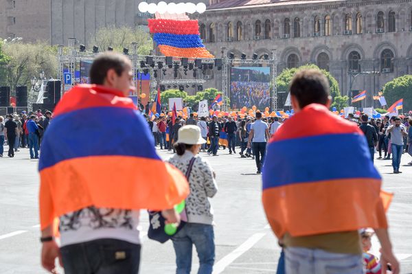 Люди на площади Республики перед выборами в НС (1 мая 2018). Еревaн - Sputnik Армения