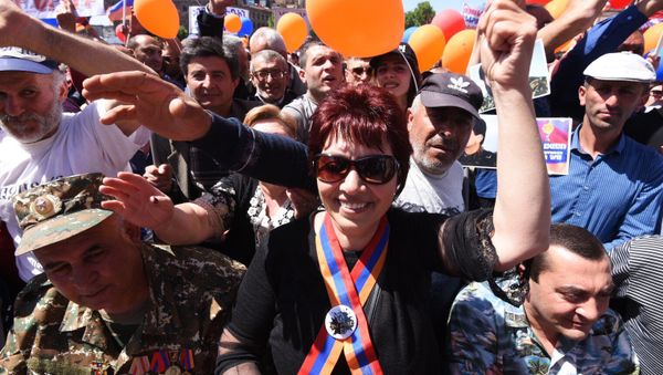 Люди на площади Республики во время специального заседания парламента по выборам нового премьер-министра Армении (1 мая 2018). Еревaн - Sputnik Армения