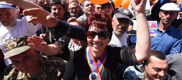 Люди на площади Республики во время специального заседания парламента по выборам нового премьер-министра Армении (1 мая 2018). Еревaн - Sputnik Армения