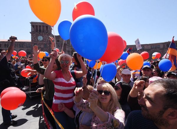 Люди на площади Республики во время специального заседания парламента по выборам нового премьер-министра Армении (1 мая 2018). Еревaн - Sputnik Армения