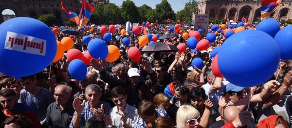 Люди на площади Республики во время специального заседания парламента по выборам нового премьер-министра Армении (1 мая 2018). Еревaн - Sputnik Արմենիա