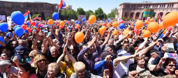 Люди на площади Республики во время специального заседания парламента по выборам нового премьер-министра Армении (1 мая 2018). Еревaн - Sputnik Արմենիա