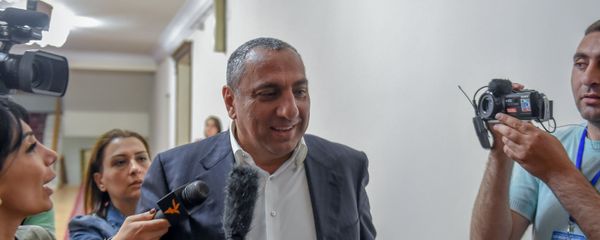Депутат НС Самвел Алексанян во время специального заседания парламента по выборам нового премьер-министра Армении (1 мая 2018). Еревaн - Sputnik Армения